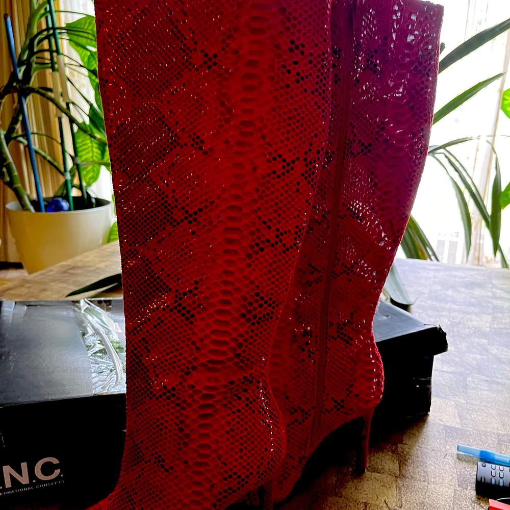 These fire INC snake print red boots sz 7